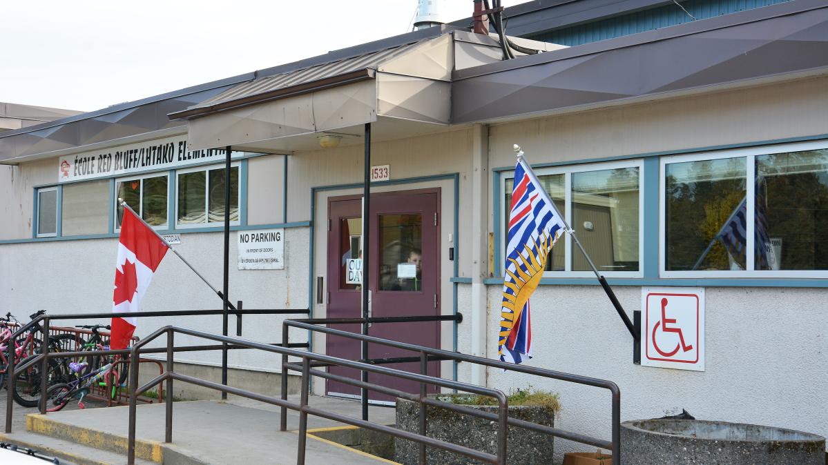 École Red Bluff Lhtako Elem. School        